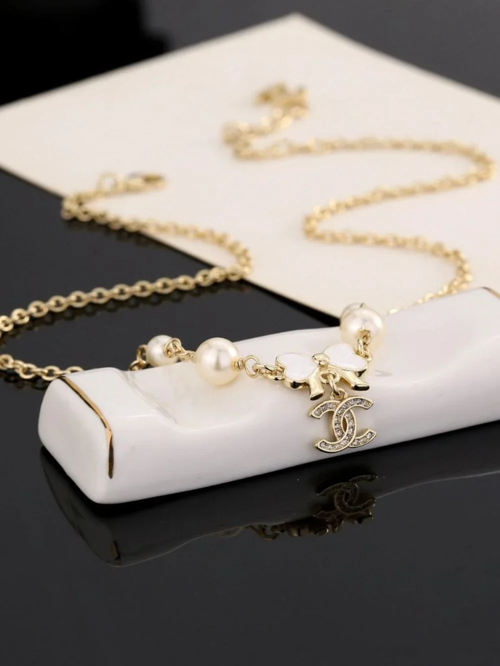 Authentic Chanel White Shell Bow Pearl Crystal CC Choker Necklace | Brand New Un - Picture 5 of 5